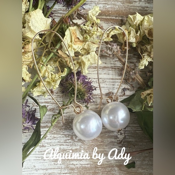 Alquimia Jewelry - Long minimalist  Gold and Big White Pearl Earrings